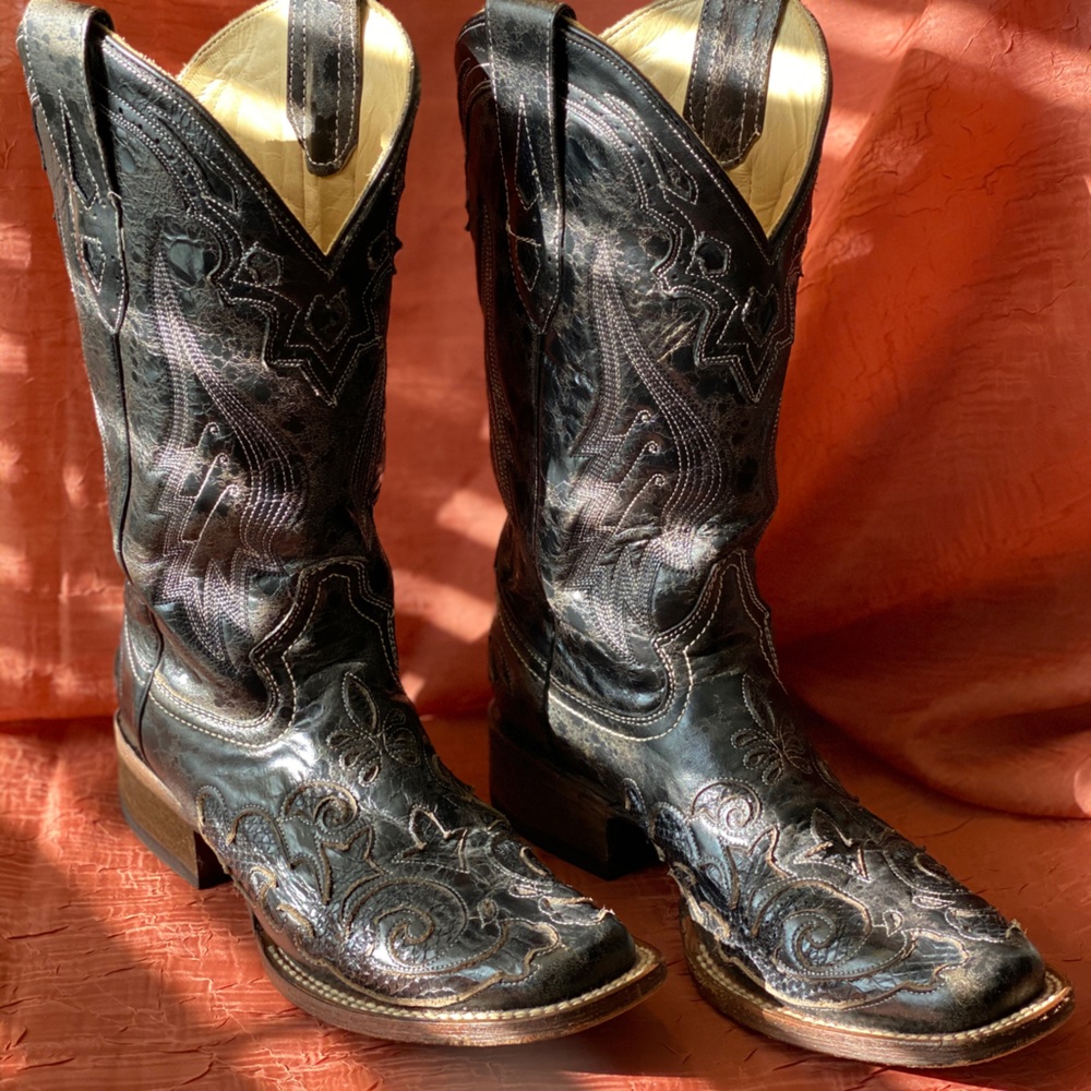 Corral women’s vintage western black boot.